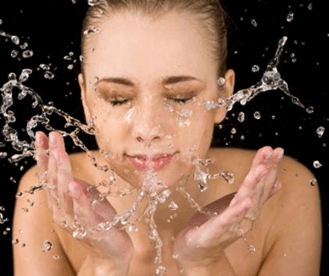 Manfaat Mencuci Muka Sebelum Tidur Dengan Air Hangat