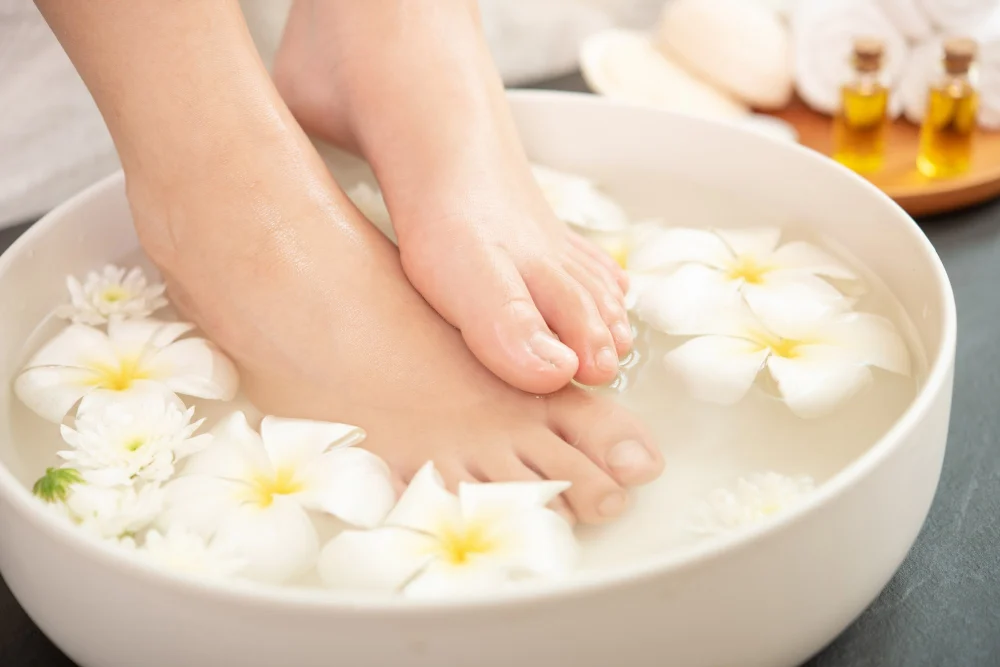 Cara Menghilangkan Bau Kaki Bunga Putih