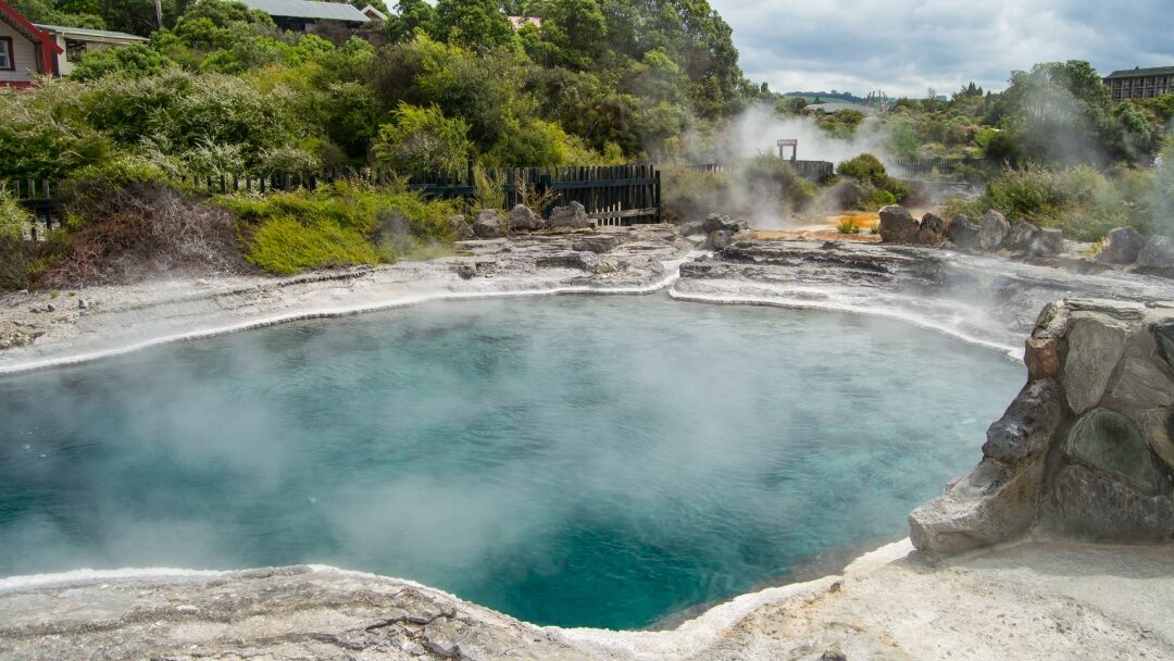 Kolam Renang Air Panas Natural (Alami)