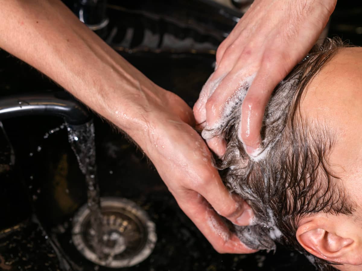 7 Manfaat Keramas dengan Air Hangat