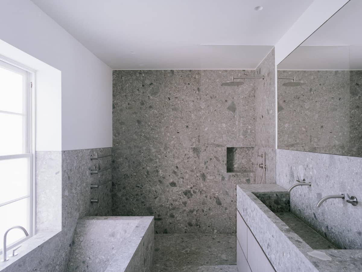 Bak Mandi Teraso Menyatu dengan Interior