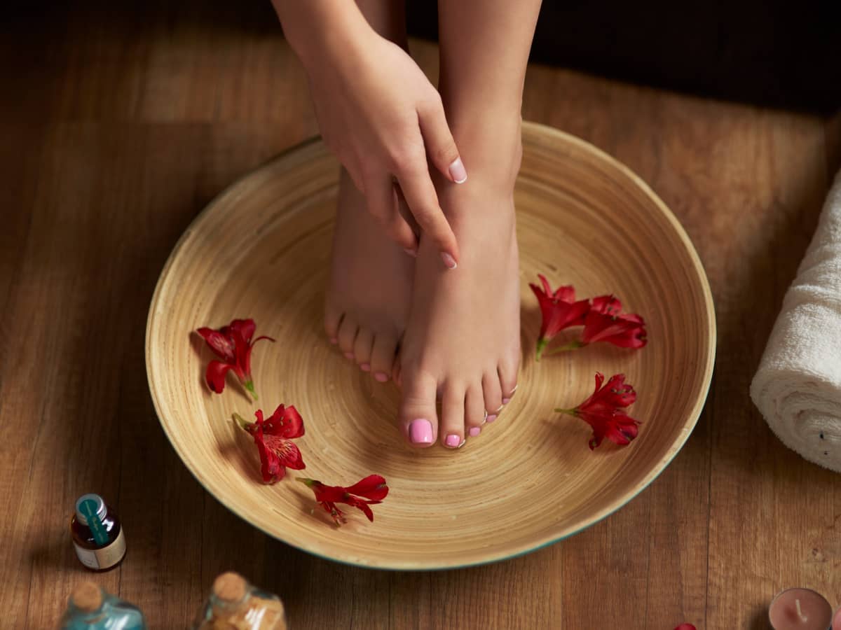 Cara Terbaik Merendam Kaki dengan Air Hangat