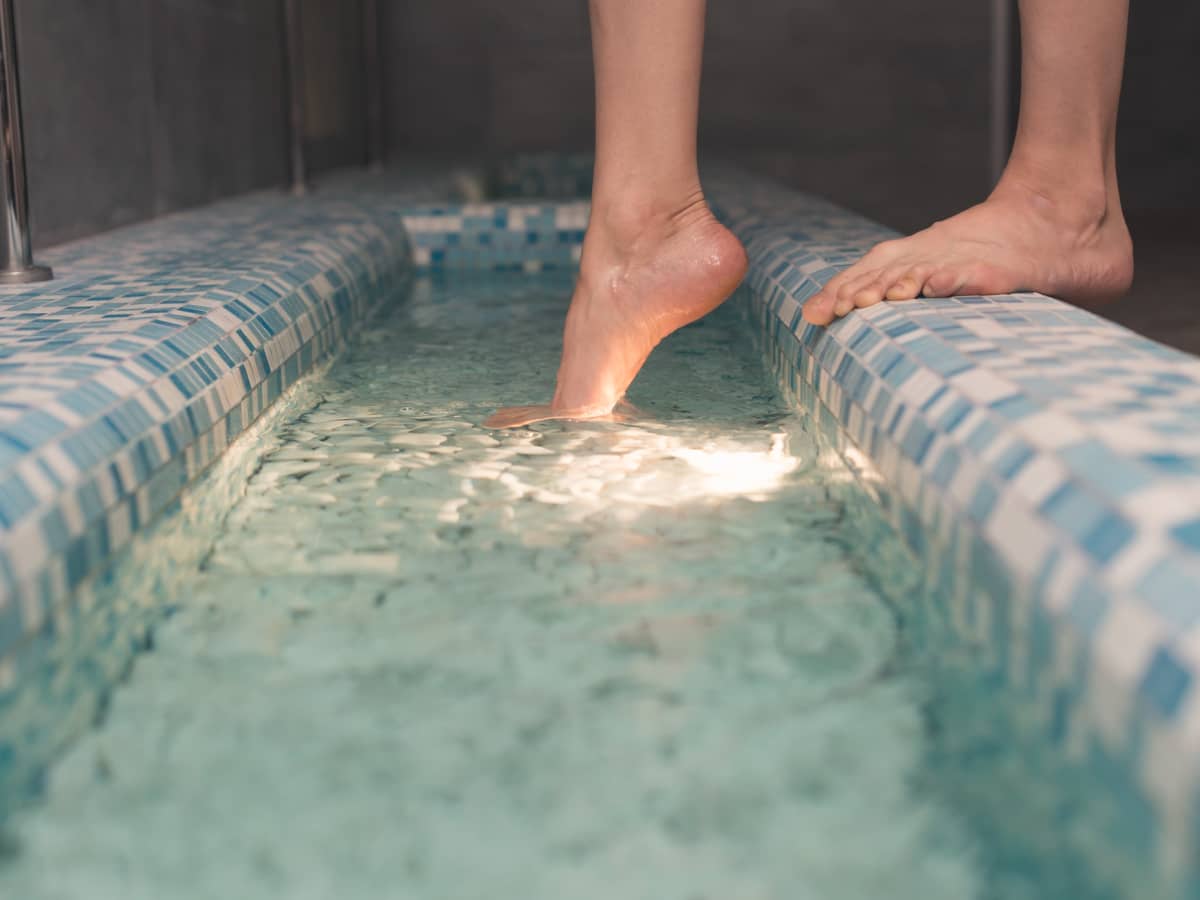 Manfaat Merendam Kaki dengan Air Hangat Setelah Aktivitas