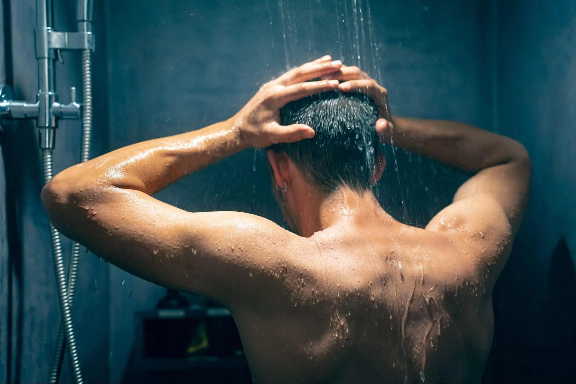 Manfaat Mandi Air Hangat Setelah Olahraga - Men Backshowering