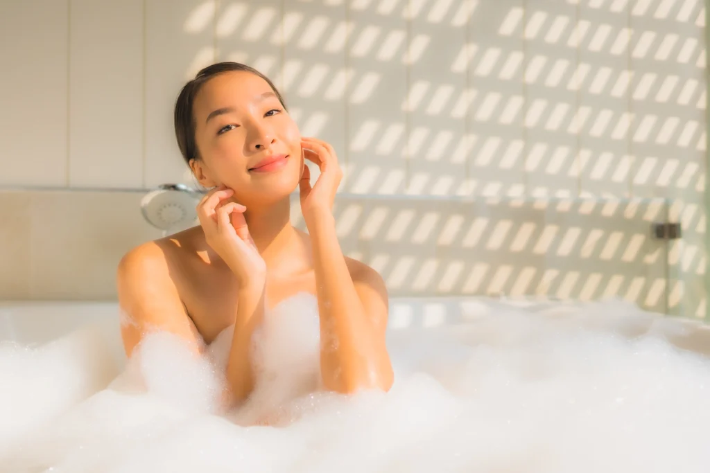 Mandi Air Hangat Asian Women