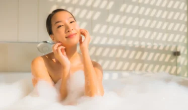 Mandi Air Hangat Asian Women
