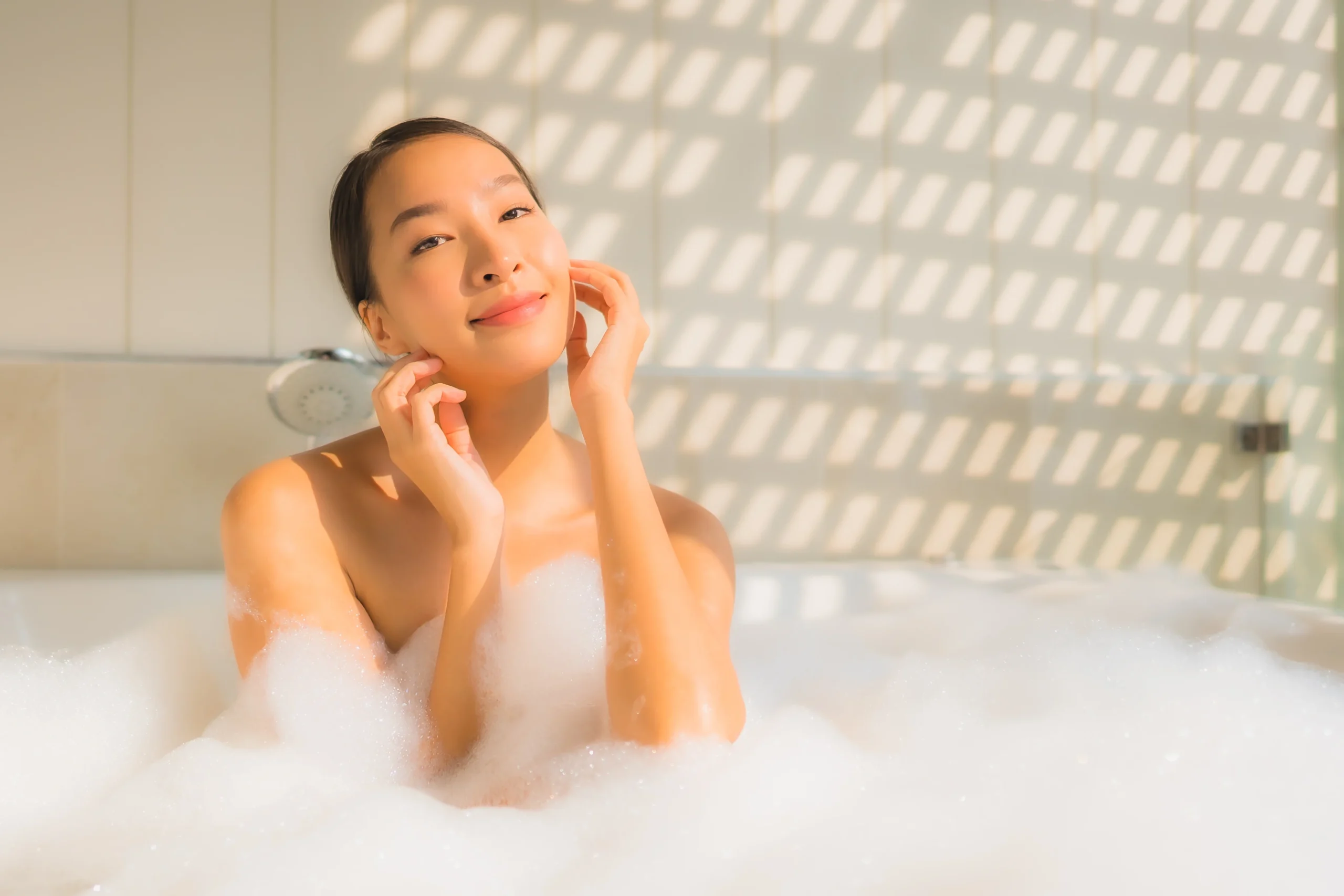 Mandi Air Hangat Asian Women
