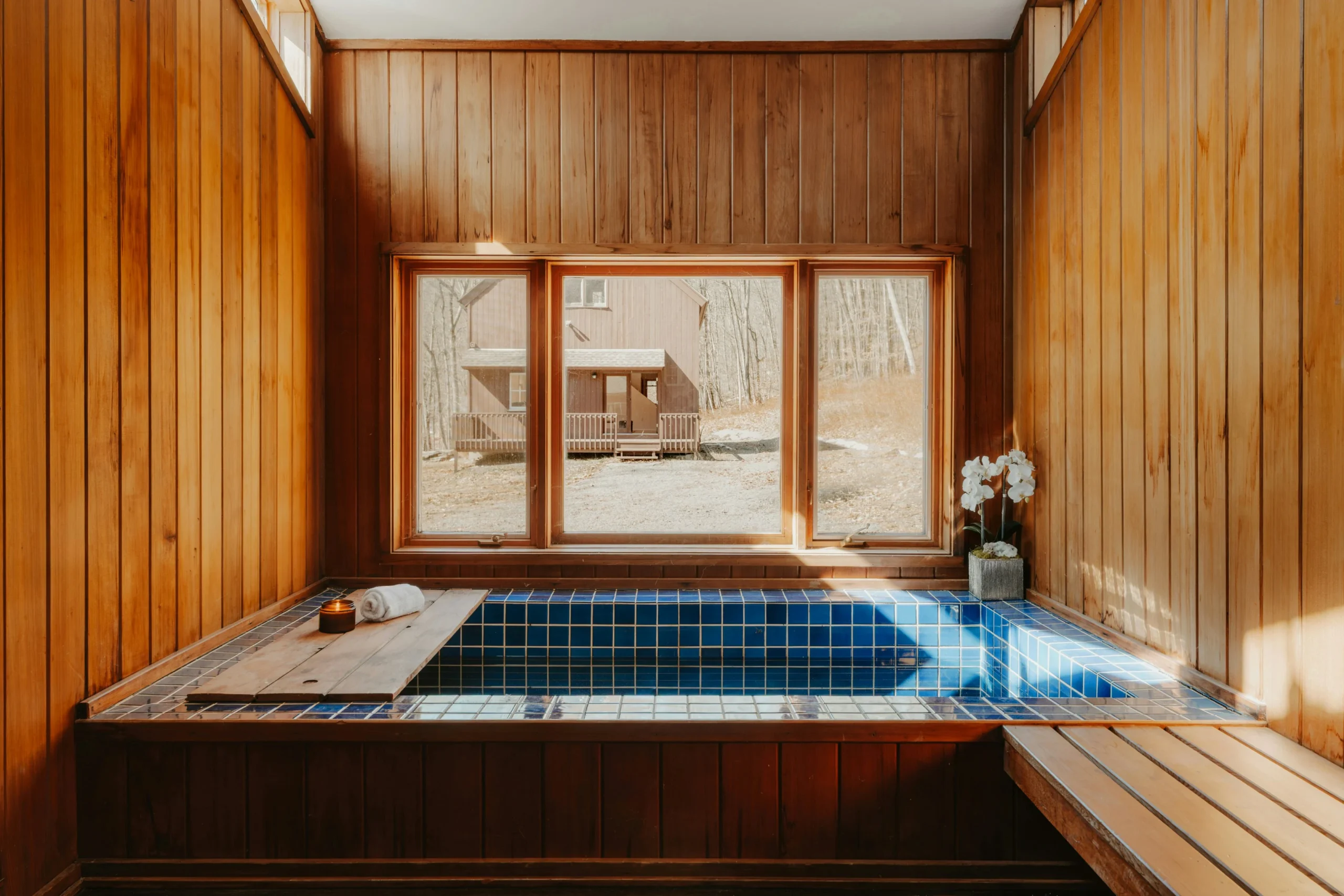 Desain kamar mandi estetik Woody