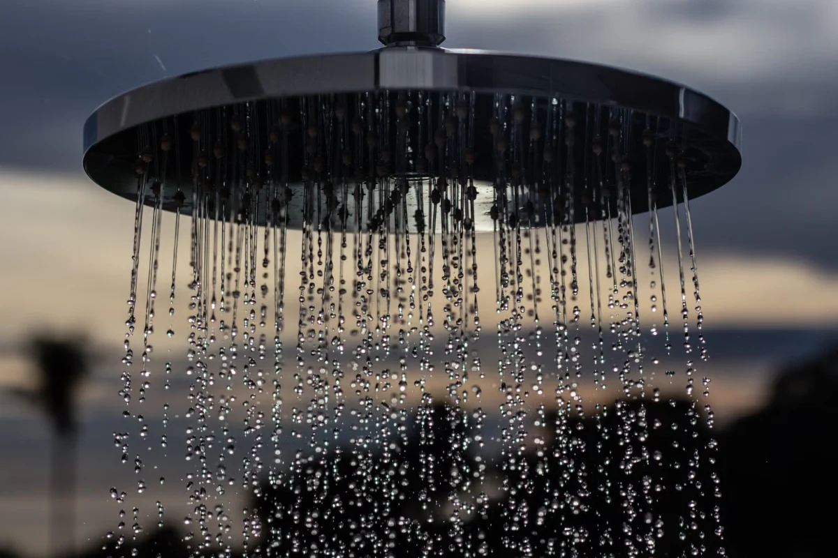 Air shower tetap mengalir saat langit mendung sebagai gambaran kinerja pemanas air tenaga surya di cuaca buruk