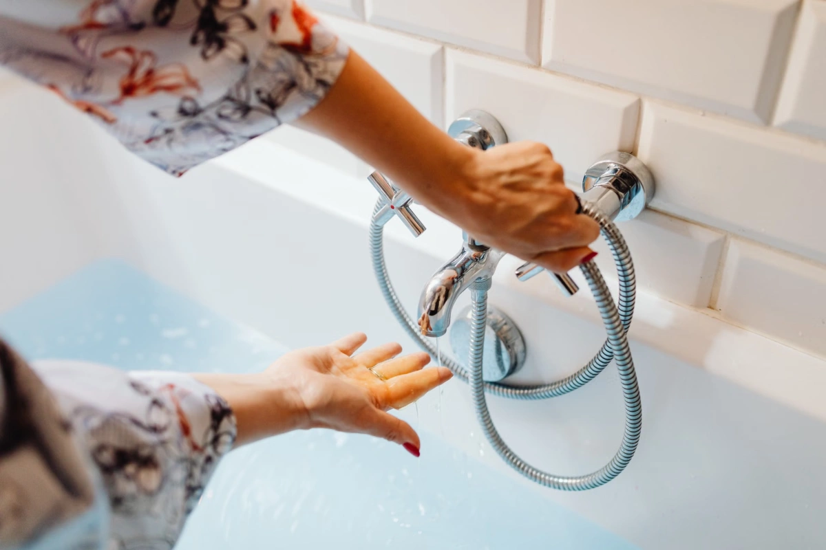 Mengecek air panas dari keran kamar mandi yang dihasilkan heat pump water heater tanpa sinar matahari